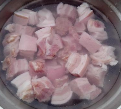 炖肉冷水下锅还是热水（炖肉好吃又简单的做法）