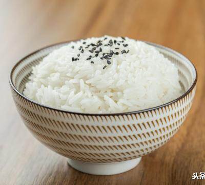 电饭煲焖米饭水米比例（煮米饭好吃的小技巧）
