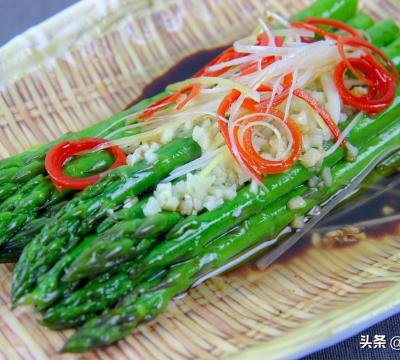 油泼蒜香芦笋的做法窍门（芦笋焯水好还是不焯水好）