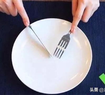 切牛排左手刀还是右手刀（吃牛排时刀叉的拿法和摆放）